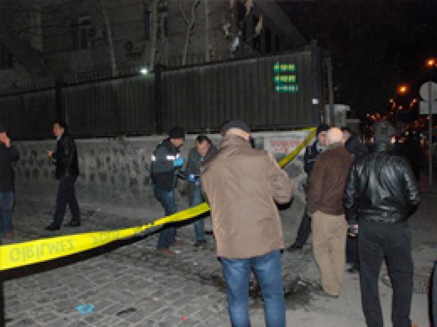 AK Parti Suriçi İlçe Binasına Ses Bombası Atıldı