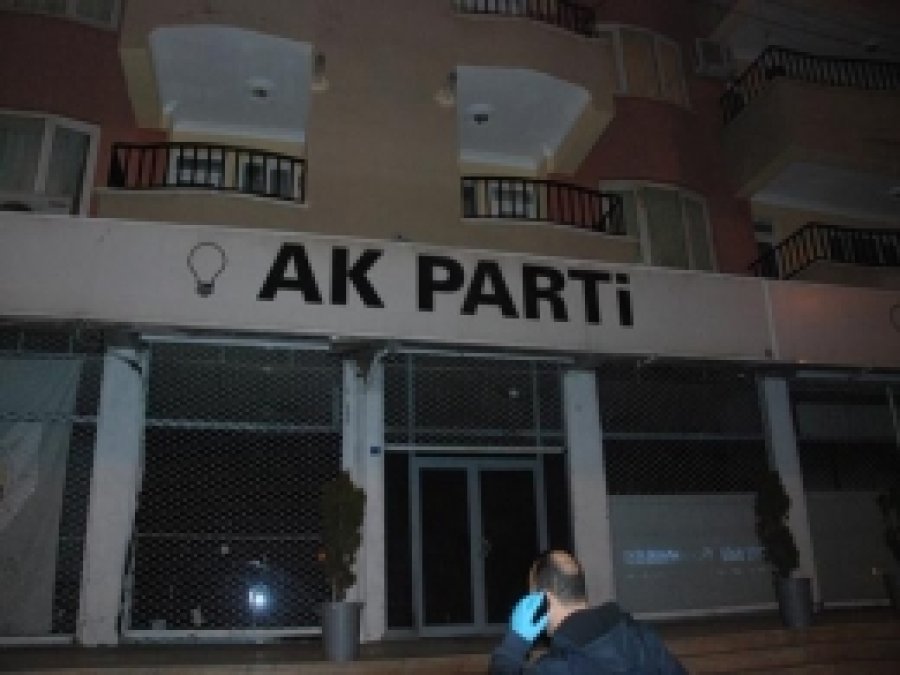 AK Parti Kayapınar İlçe Binasına Ses Bombası Atıldı 