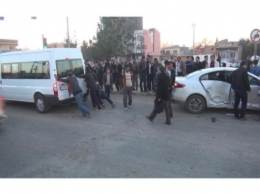 Kızıltepe'de 2 Araç Çarpıştı: 3 Kişi Yaralı