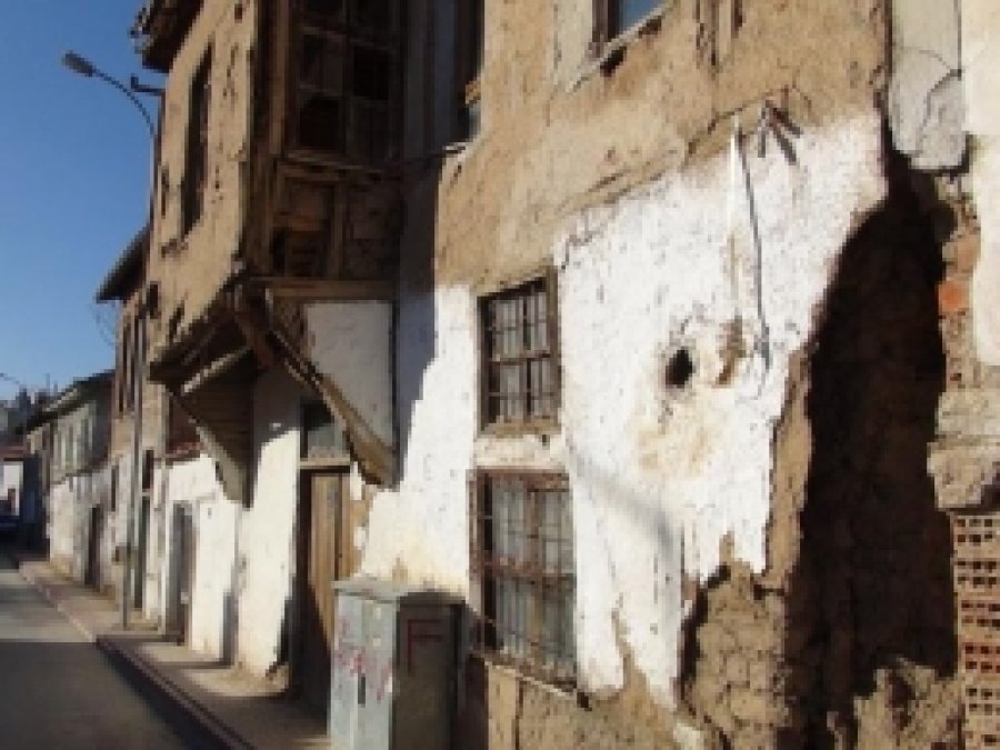 Tarihi Ev Her An Yıkılabilir