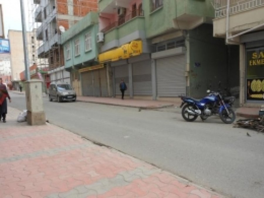 Silvan'da Yine Kepenkler Kapattırıldı