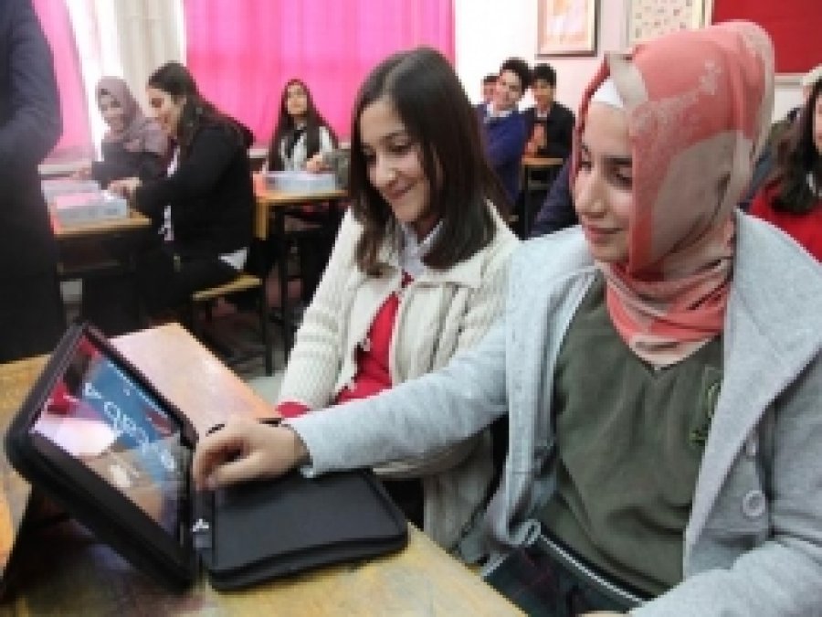 Öğrenciler Tablet Bilgisayarlarına Kavuştu