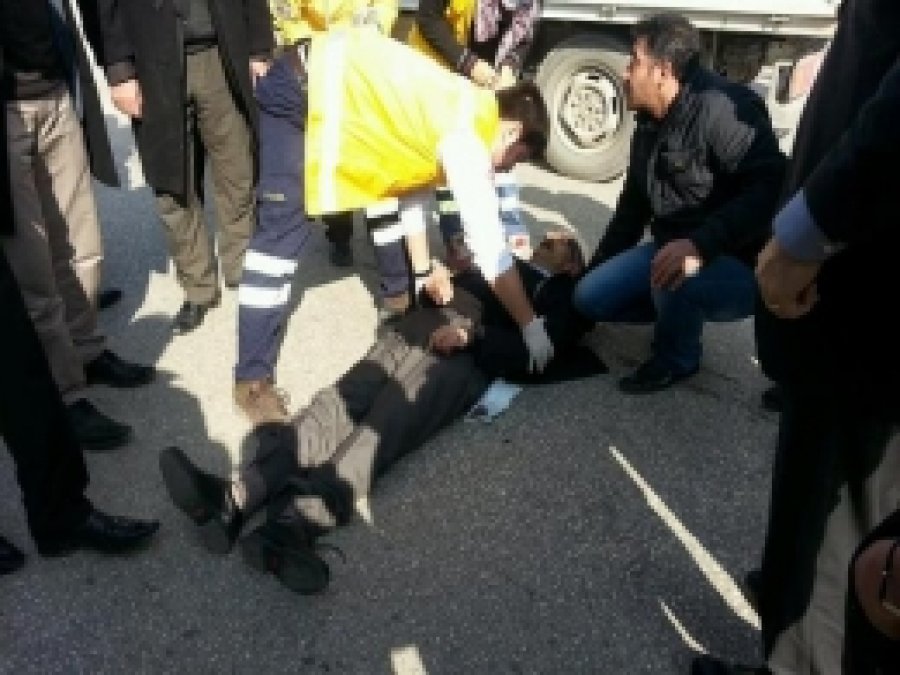 Otomobilin Çarptığı Yaşlı Adamın Ayağı Kırıldı