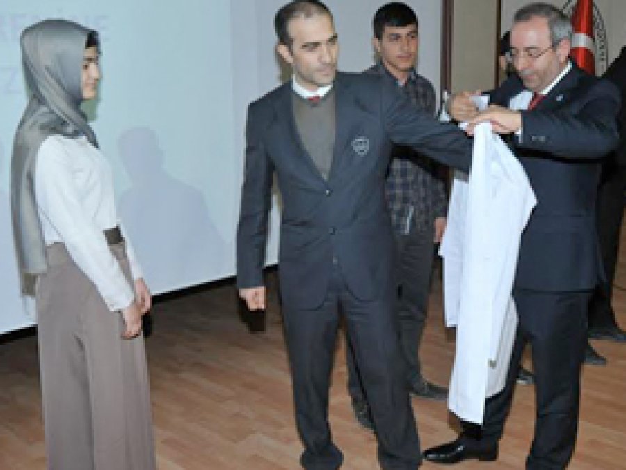 Eczacılık Fakültesi Öğrencileri Önlük Giydi