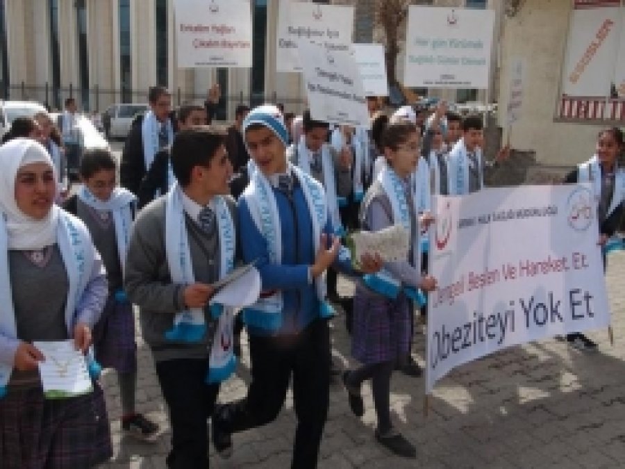 Cizre'de Öğrenciler Obezite İçin Yürüyüş Yaptı