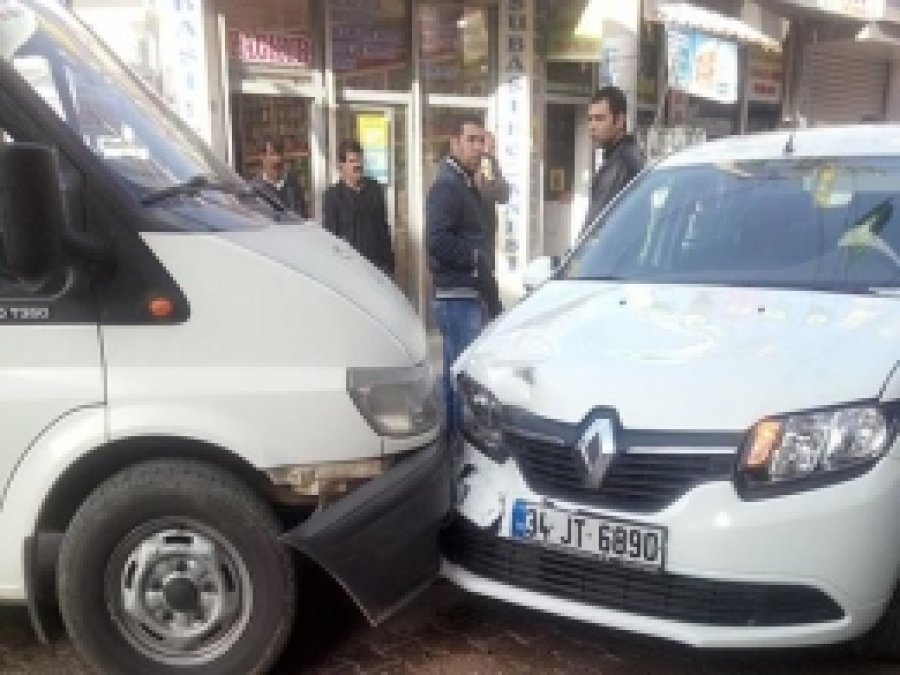 Ergani'de Maddi Hasarlı Trafik Kazası