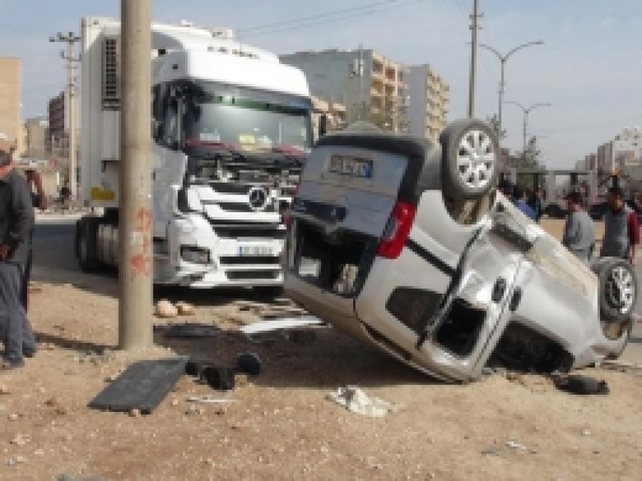 Tırın Çarptığı Araç Takla Attı: 4 Yaralı