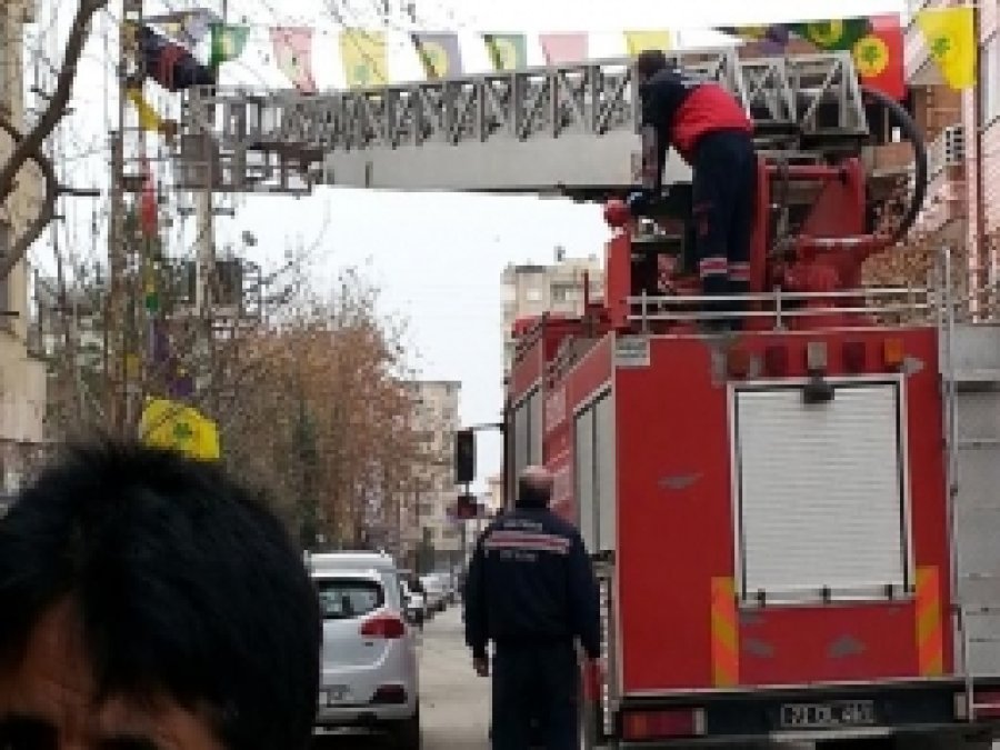 İtfaiye, Düşen BDP Bayraklarını Toplayıp Asıyor