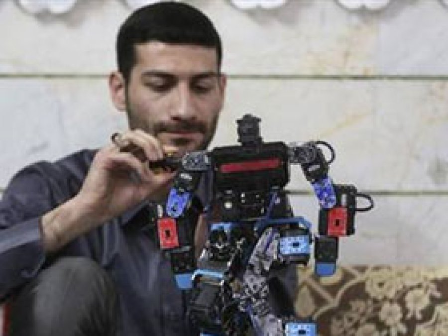 İranlı Öğretmen Namaz Kılan Robot Geliştirdi