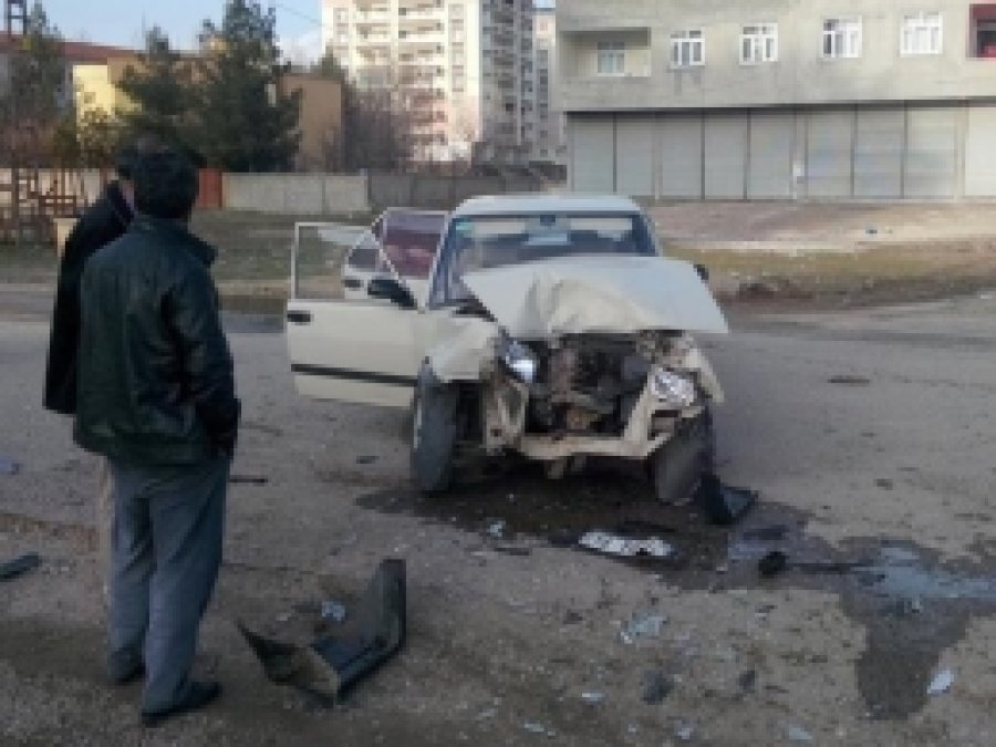 Ergani'de İki Araç Kafa Kafaya Çarpıştı: 3 Yaralı