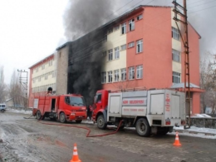 Terk Edilen Okulun Kalorifer Kazanı Patladı