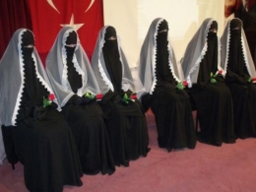 Gaziantep`te Bir İlk: 6 Alime Kız İcazet Aldı