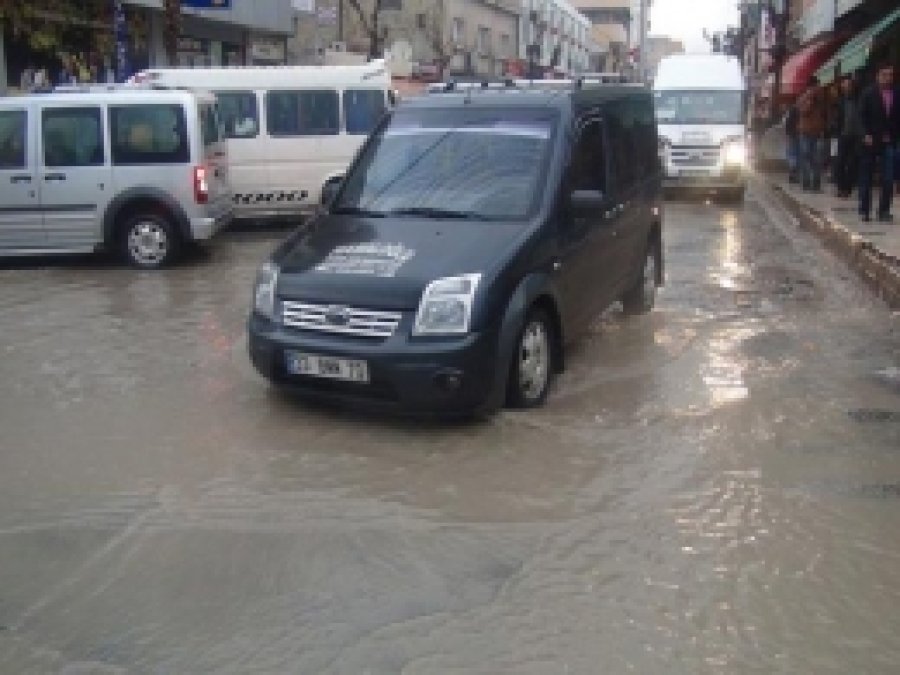 Silopi'de Caddeler Su Kanalına Döndü  
