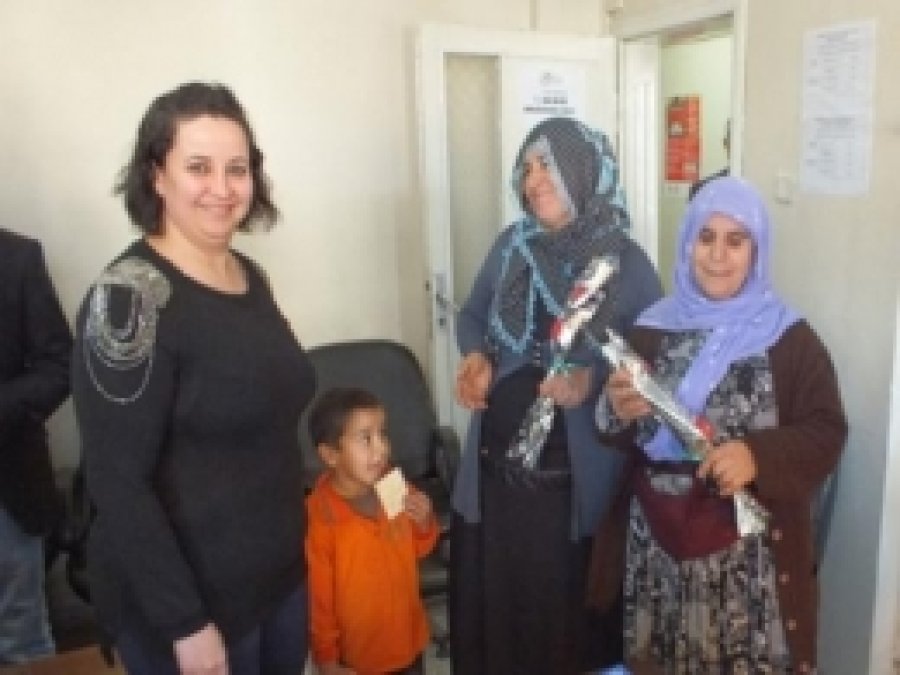 DEDAŞ Bayanlara Karanfil Dağıttı