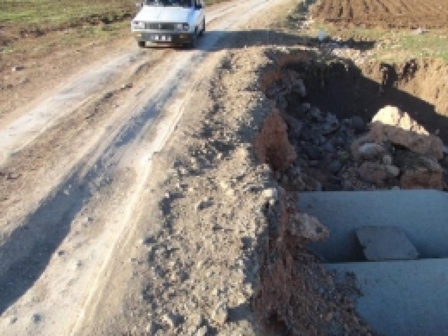 Yağmur Sularının Aşındırdığı Köy Yolu Tehlike Saçıyor
