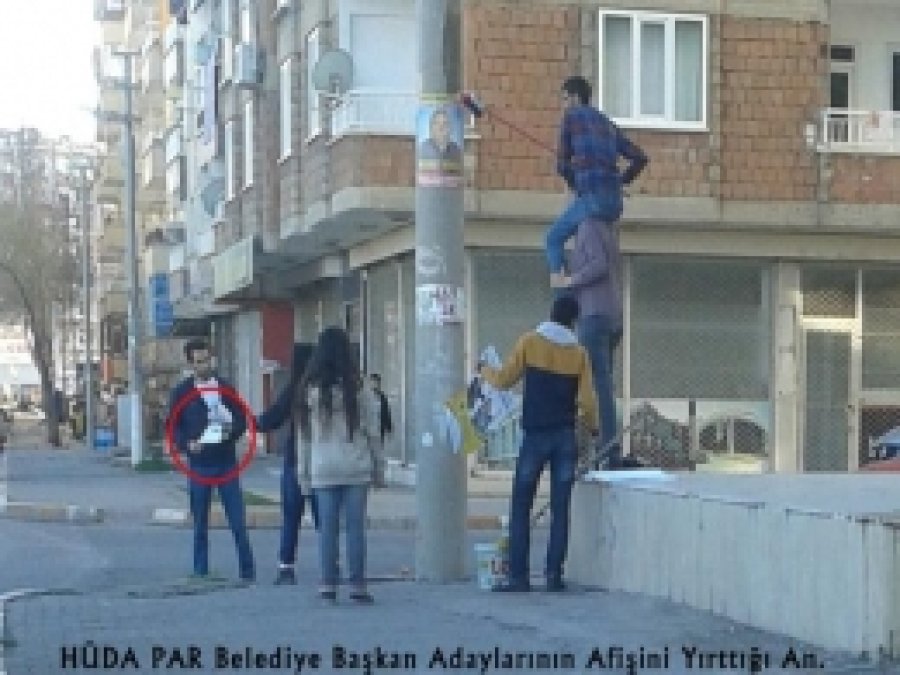 HÜDA PAR Afişlerini Söküp BDP Afişlerini Astılar 