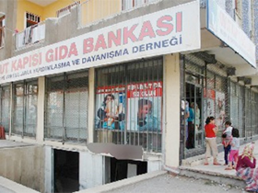 Umut Kapısından 555 Aileye Gıda Yardımı