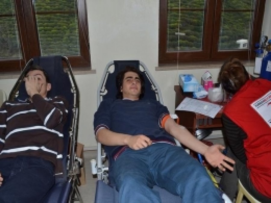 Sağlık Öğrencilerinden Kan Bağışı