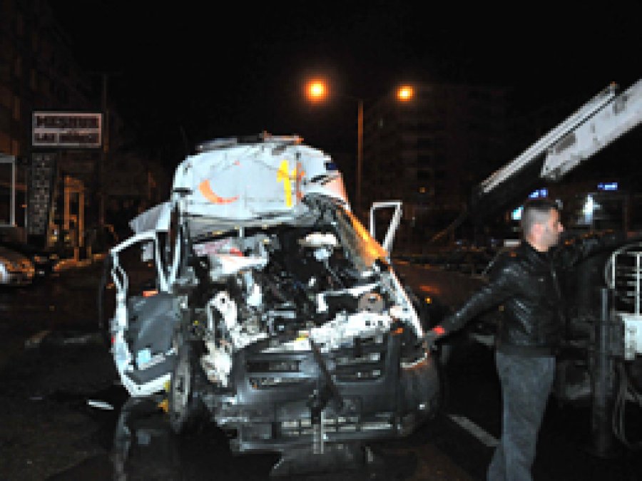 Ambulans ile Tır Çarpıştı: 1 Ölü, 4 Yaralı