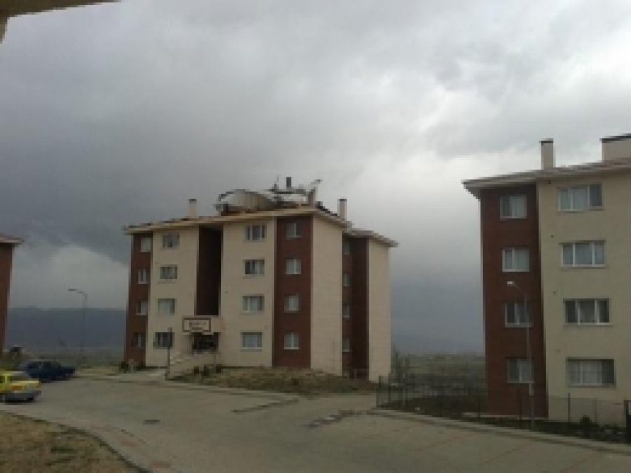 Şiddetli Rüzgar Binanın Çatısını Uçurdu