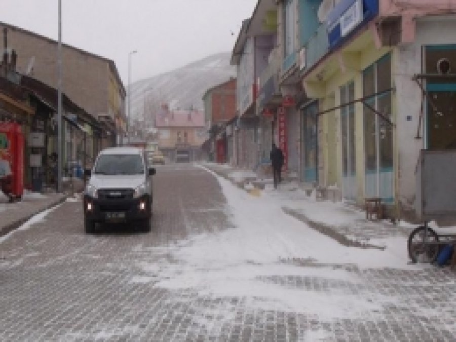 Karlıova'da Fırtına ve Kar Hayatı Olumsuz Etkiliyor