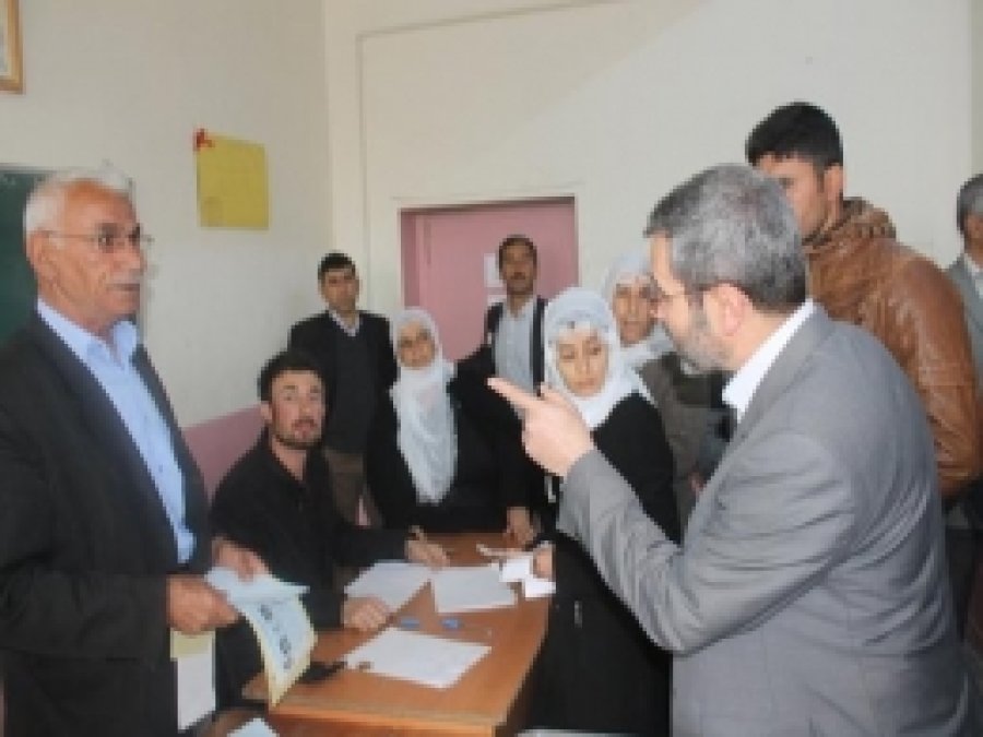 Bismil'de Sandık Görevlileri Seçime Hile Karıştırıyor