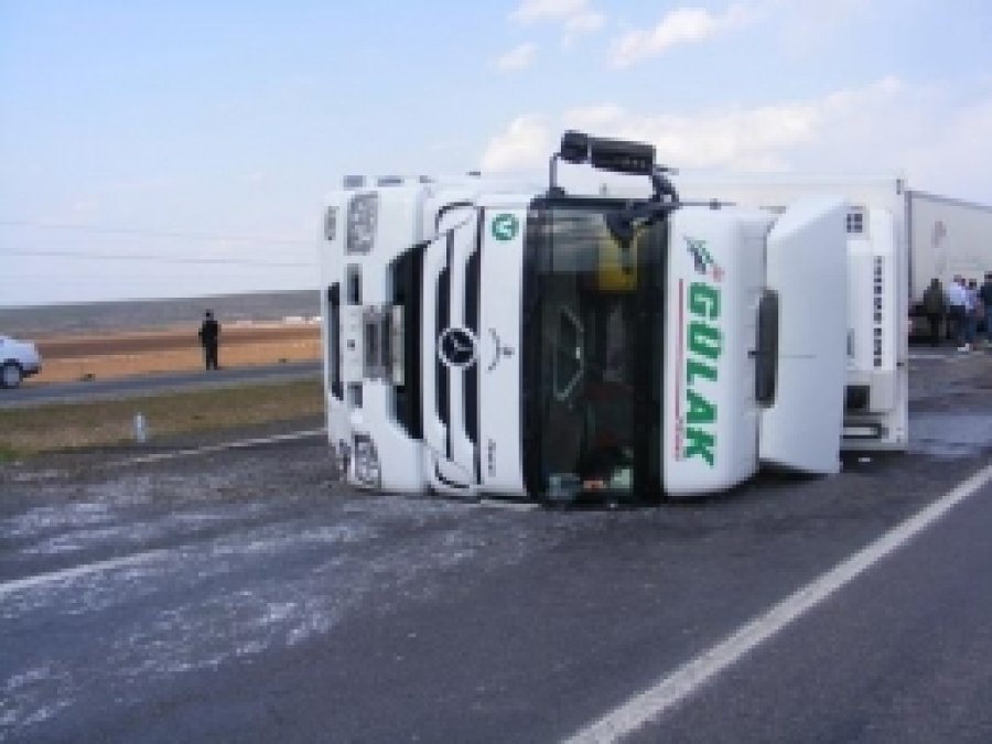 Bismil'de Muz Yüklü TIR Devrildi 
