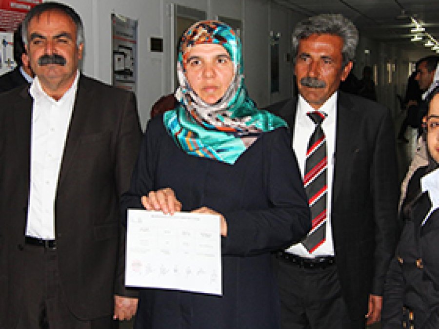  Erciş'in İlk Başörtülü Başkanı Mazbatasını Aldı 