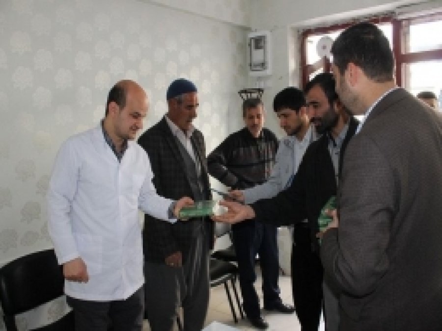 Dost Der'den Kur'an-ı Kerim Dağıtımı