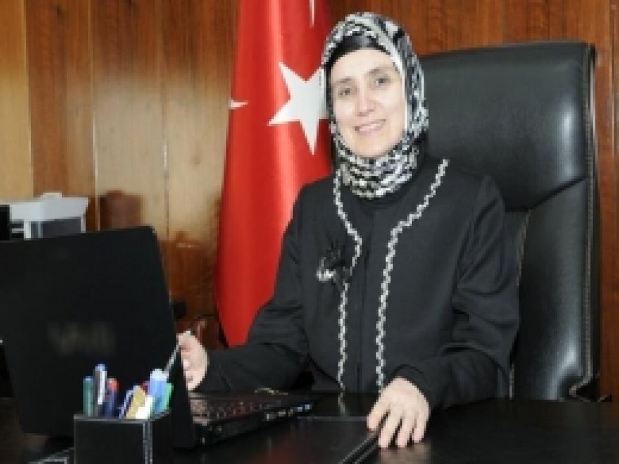 Türkiye'nin İlk Başörtülü Rektörü