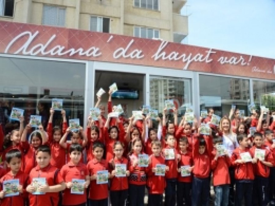 Çocuklara Trafik Kuralları ile İlgili Kitapçık Dağıtıldı 