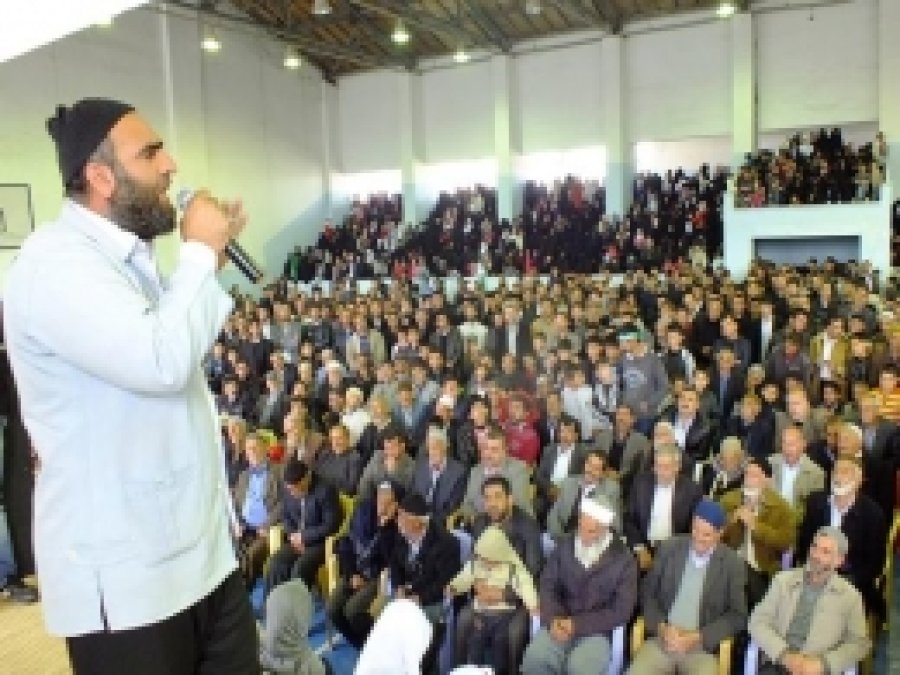 Salon Peygamber Sevdalılarına Dar Geldi