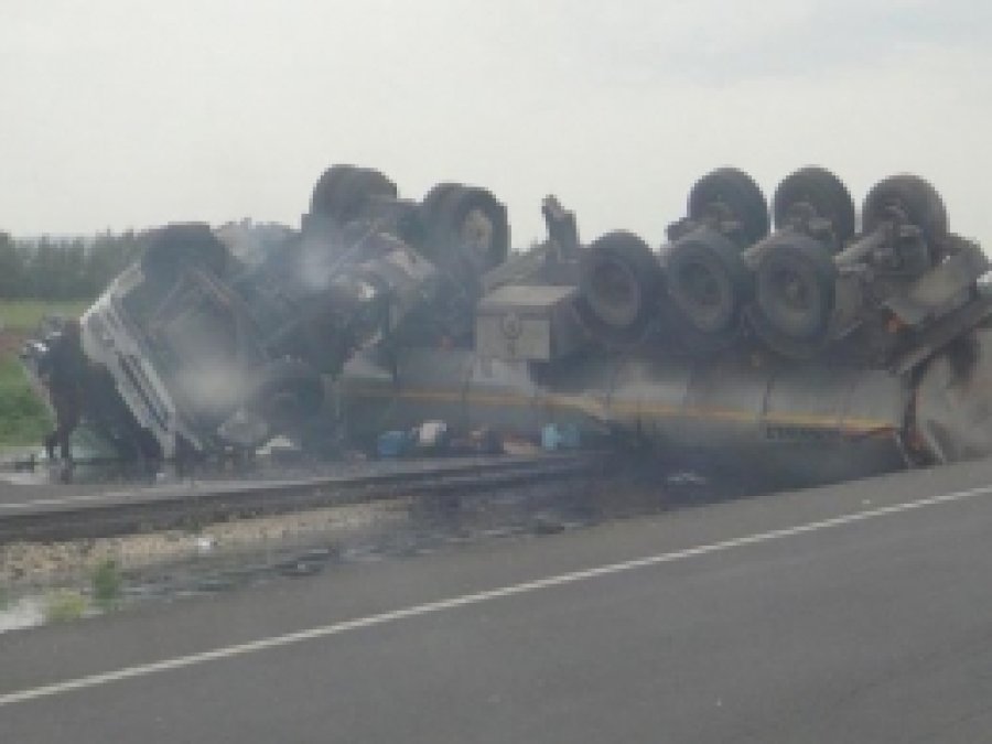 Petrol Yüklü Tanker Devrildi: 1 Yaralı