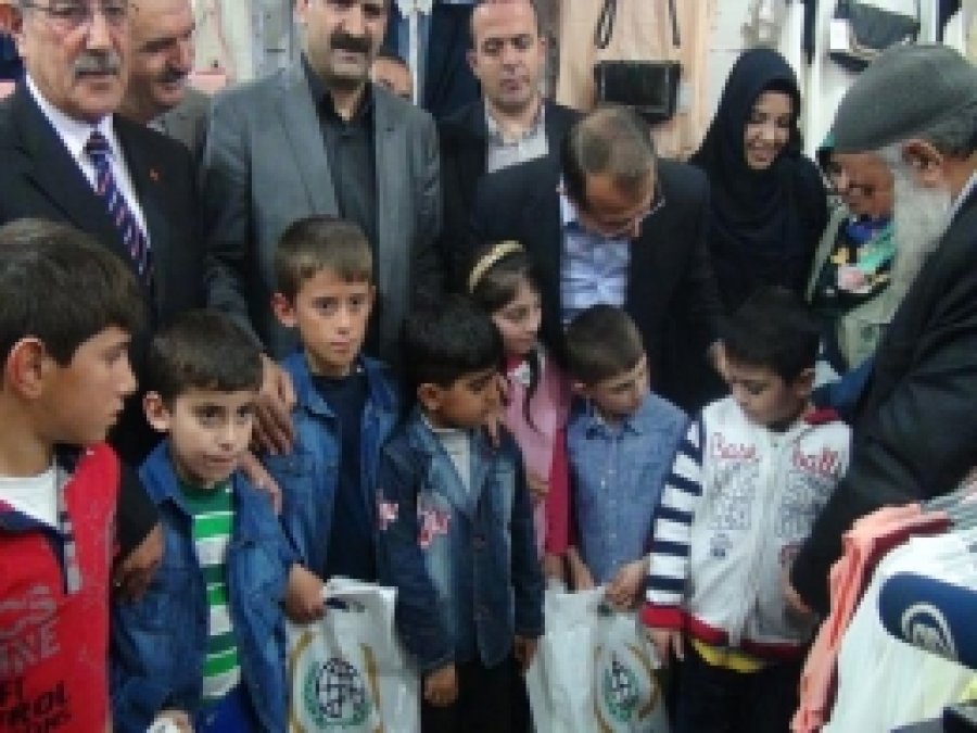İHH Bingöl'de Yetimleri Giydirdi