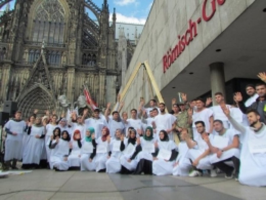 Köln'de Mısır'daki İdam Kararlarına Kefenli Protesto
