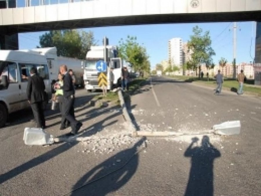Siverek'te TIR Elektrik Direğine Çarptı