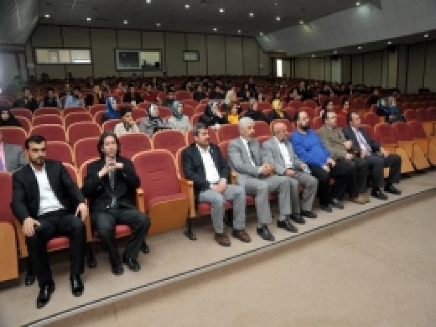 YYÜ'de 'Kritik Analitik Düşünme' Konferansı