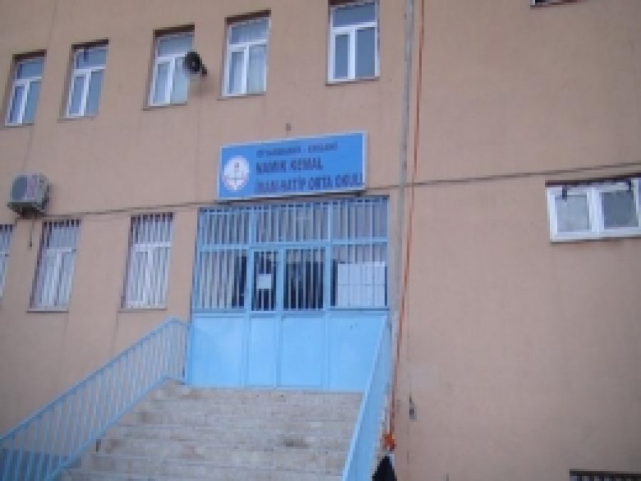 Ergani'de Bir Öğretmen Boğazından Bıçaklandı