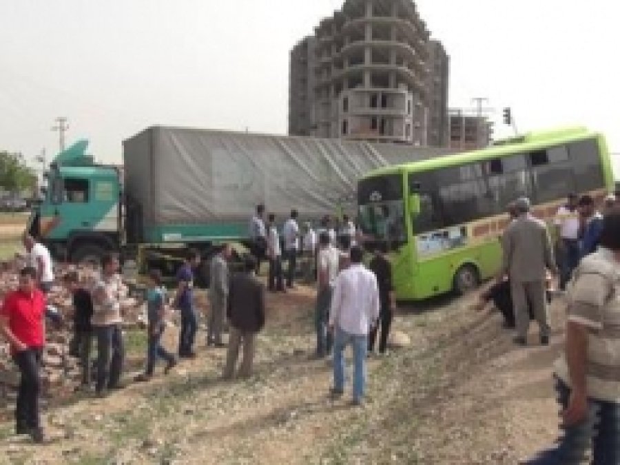 Kızıltepe'de Trafik Kazası:28 Yaralı