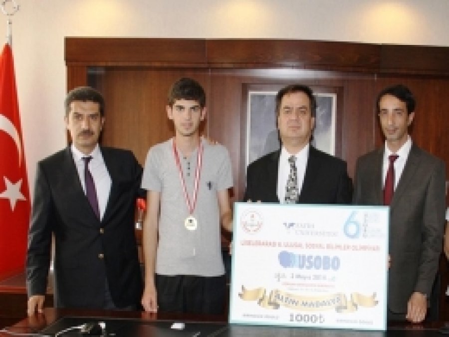 Sosyal Bilimler Lisesi'nden Türkiye Birinciliği Ödülü 