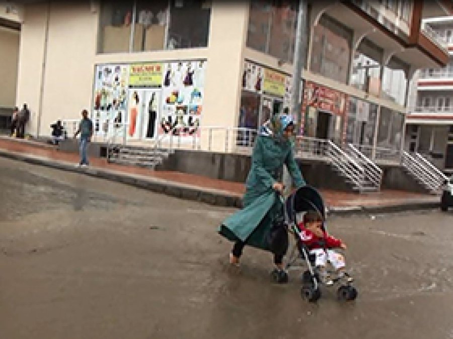 Sağanak Yağmur Sele Dönüştü