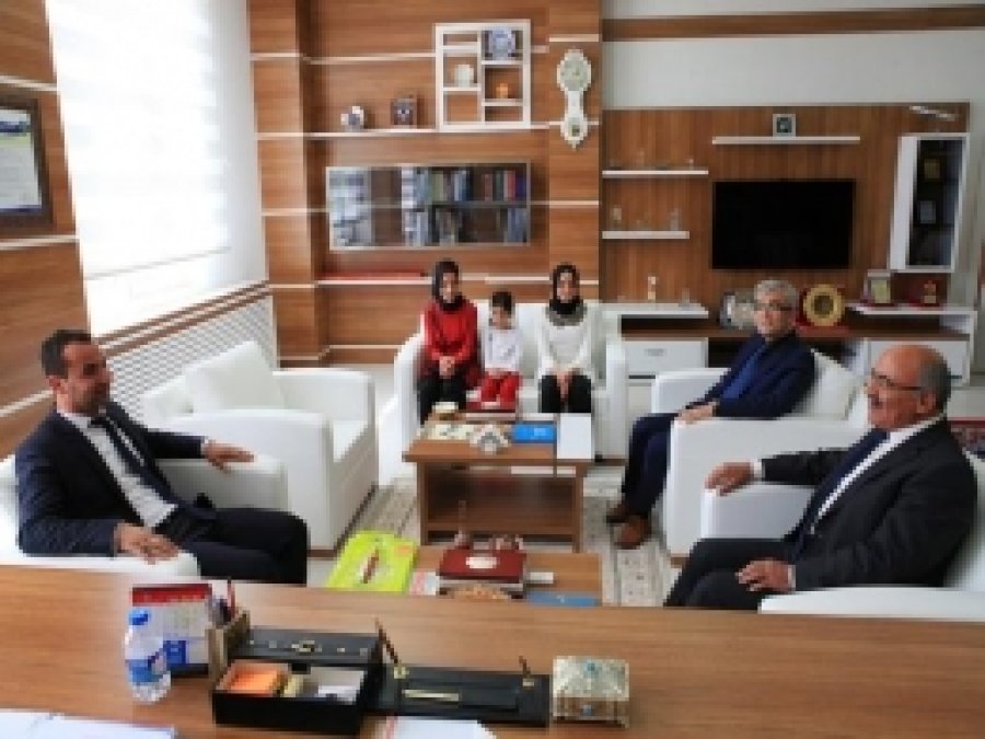 Öğrencilerden Rektör Uluçam'a Kütüphane Teşekkürü