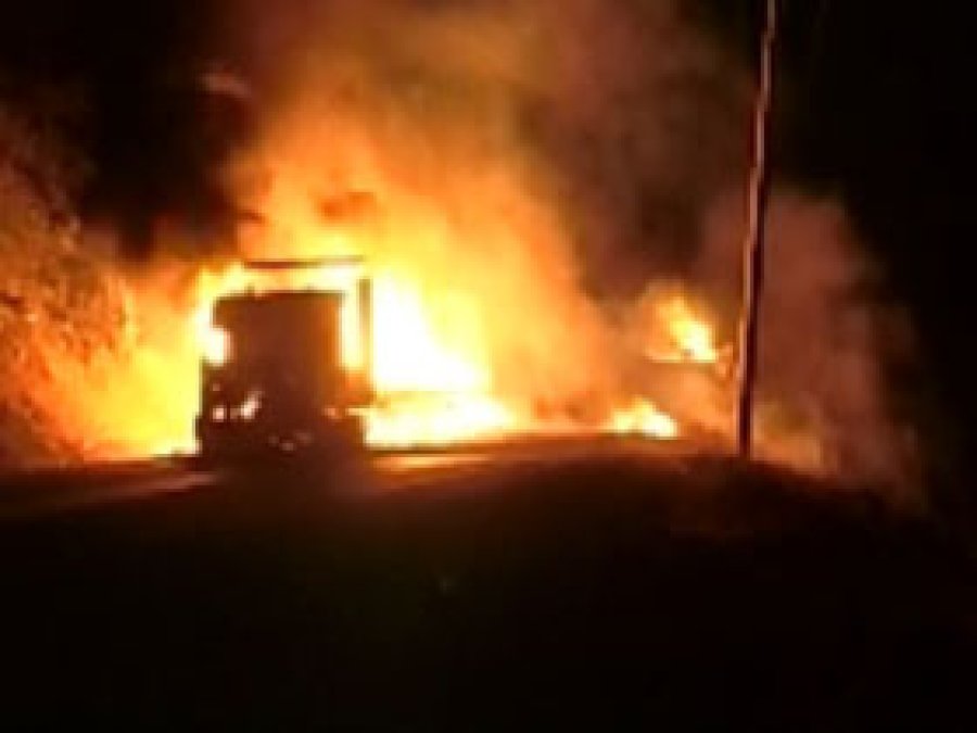 PKK'liler Mardin'de 4 Araç Yaktı 