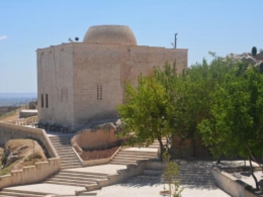 Şeyh Maksut Türbesinin Etrafı Çöpten Geçilmiyor