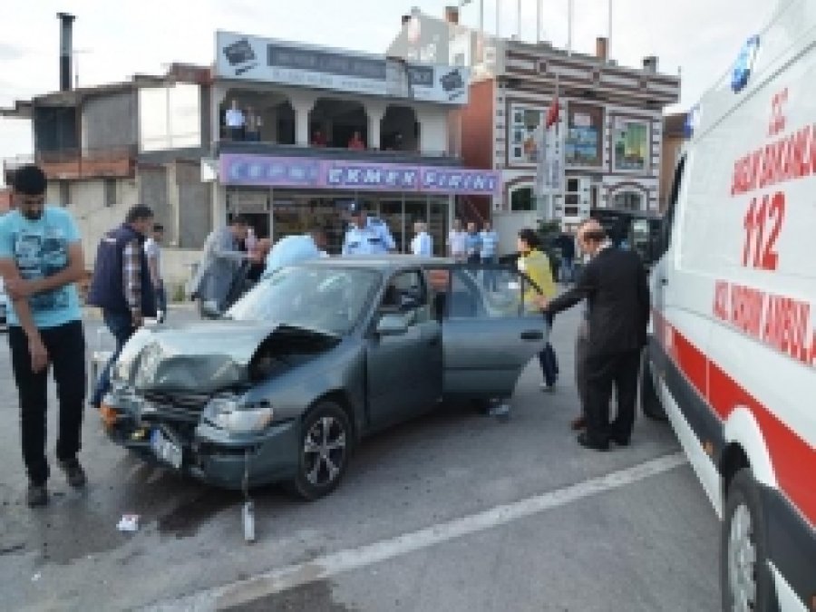 Kocaeli'de Trafik Kazası: 4 Yaralı