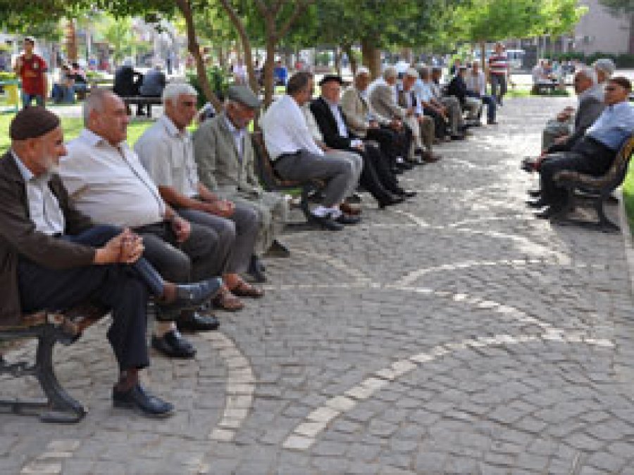 Eski Köy Sohbetleri Parklarda Devam Ediyor