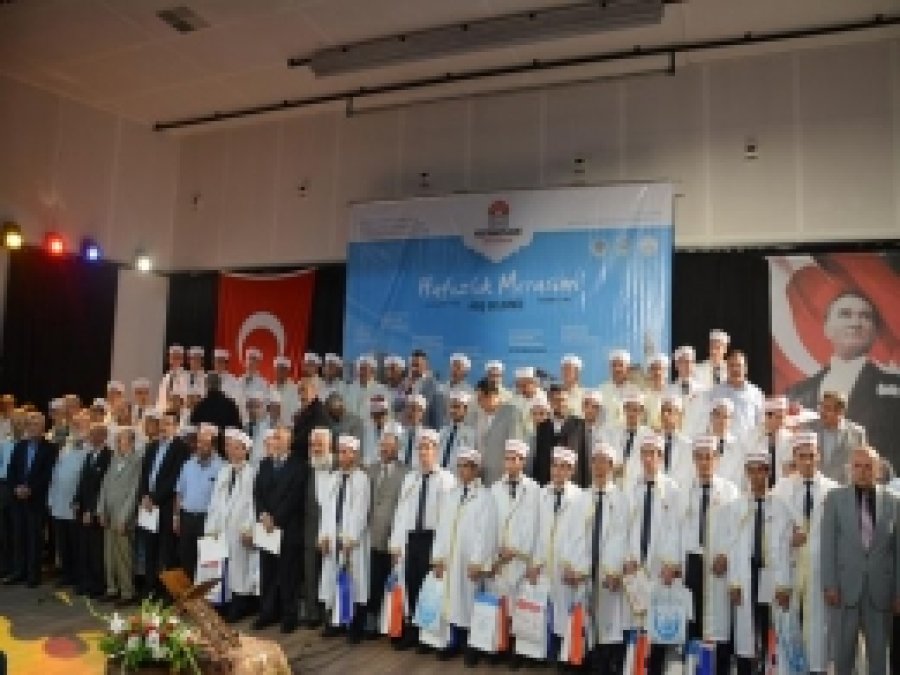 İzmir'de 45 Hafız Belgesini Aldı
