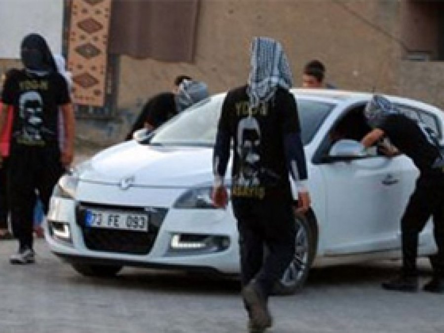 PKK Şehir Merkezde Yol Kesti 