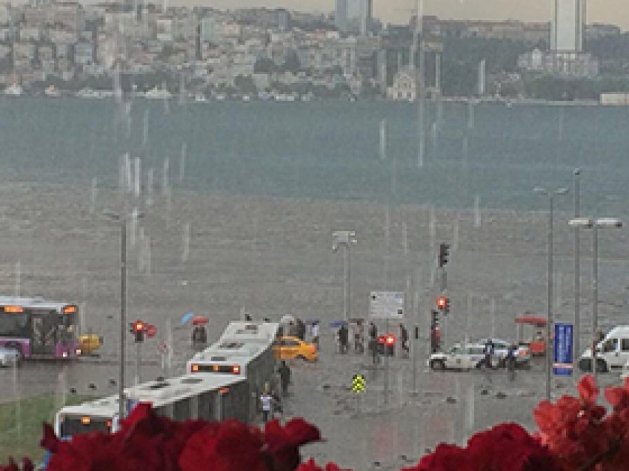 İstanbul'da Sel Alarmı! 