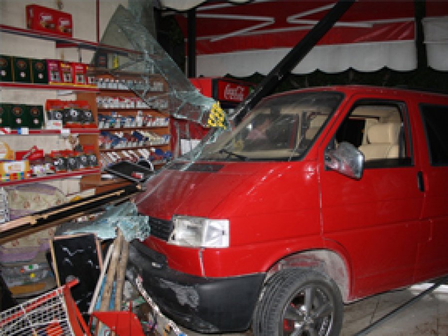 Kaza Yapan Minibüs Markete Daldı